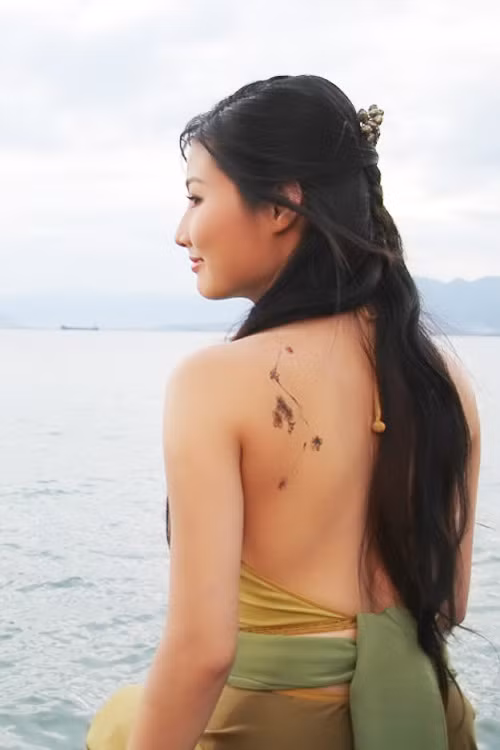 Nàng Mai thị trong phim Mỹ nhân kế sở hữu hình xăm dây leo xanh ở lưng trái. Hình xăm thể hiện sự trong trẻo, khát khao vươn ra thế giới bên ngoài của nàng Mai thị trong phim