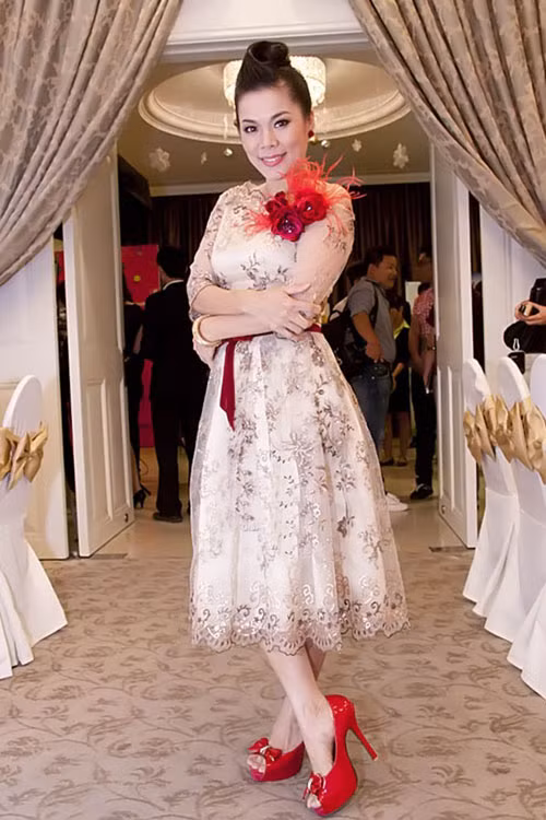 Bông hoa to bản và rực sắc làm mất đi vẻ thanh thoát của chiếc váy. Chưa kể kiểu tóc quý bà không phù hợp với chiếc váy xòe bồng tiểu thư là mấy Bông hoa to bản và rực sắc làm mất đi vẻ thanh thoát của chiếc váy. Chưa kể kiểu tóc quý bà không phù hợp với chiếc váy xòe bồng tiểu thư là mấy