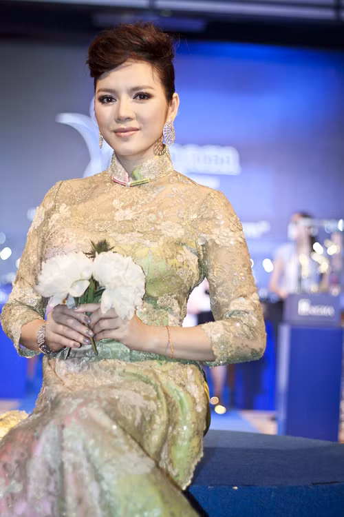 Áo dài của người đẹp cũng có giá 12.000 đô la