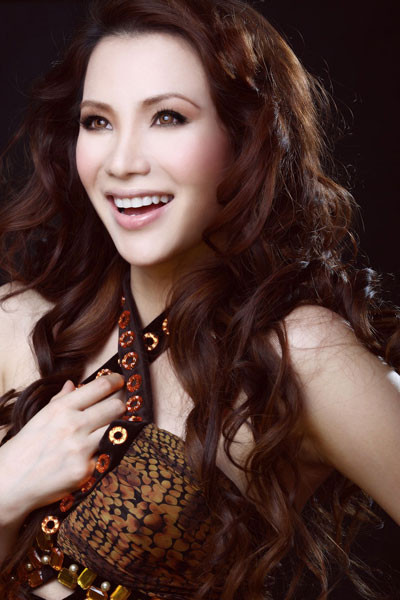 Và cô cũng chưa bao giờ phủ nhận việc mình đã nhờ đến "dao kéo" để xinh đẹp hơn. Và cô cũng chưa bao giờ phủ nhận việc mình đã nhờ đến "dao kéo" để xinh đẹp hơn.