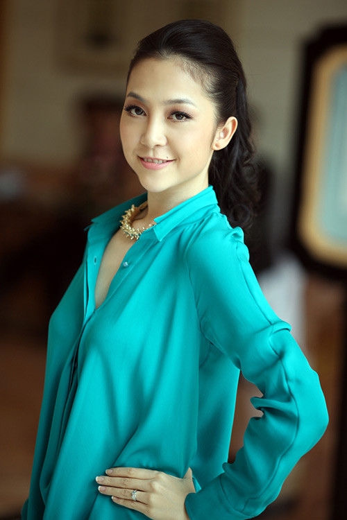 Chiếc cằm của "chim công làng múa" có sự khác trước. Chiếc cằm của "chim công làng múa" có sự khác trước.