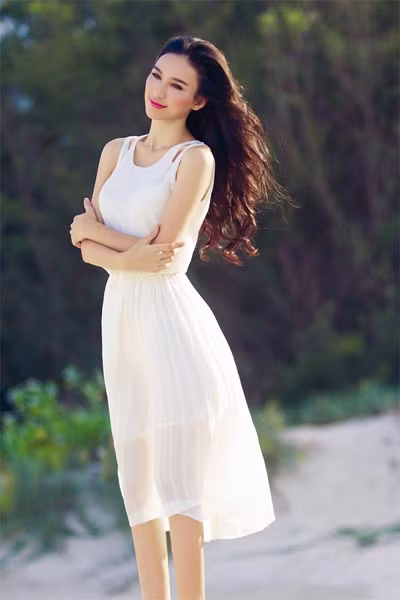 1. Ngọc Diễm nhẹ nhàng, thanh thoát trong mẫu váy chất liệu lụa mềm 1. Ngọc Diễm nhẹ nhàng, thanh thoát trong mẫu váy chất liệu lụa mềm