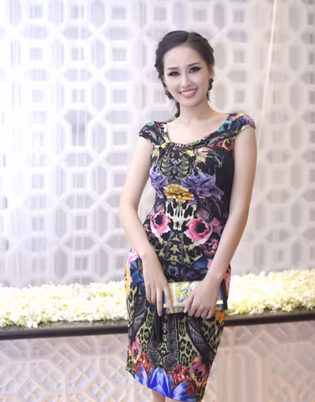 ... có lúc lại sang trọng, quý phái với váy ôm sát