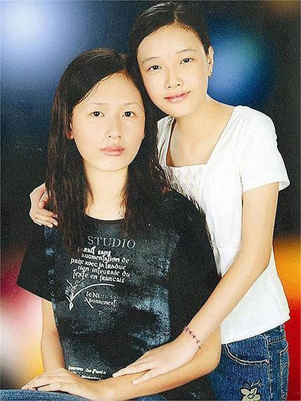 Ngắm nhìn dung nhan của 2 cô gái giản dị này, chẳng ai ngờ rằng họ sẽ trở thành một trong những mỹ nhân lớn của làng giải trí Việt Nam
