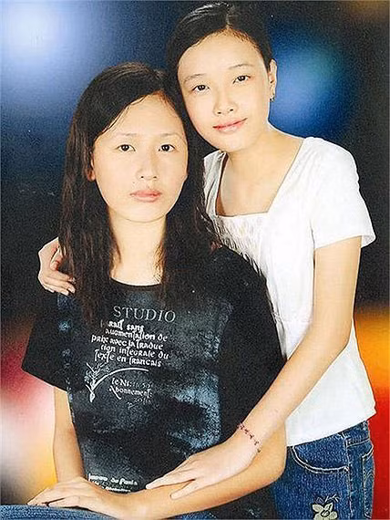 Ngắm nhìn dung nhan của 2 cô gái giản dị này, chẳng ai ngờ rằng họ sẽ trở thành một trong những mỹ nhân lớn của làng giải trí Việt Nam