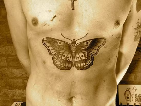 Hình xăm con bướm trên xương sườn của Harry Styles làm mất đi vẻ nam tính của phái mạnh. Hình xăm con bướm trên xương sườn của Harry Styles làm mất đi vẻ nam tính của phái mạnh.