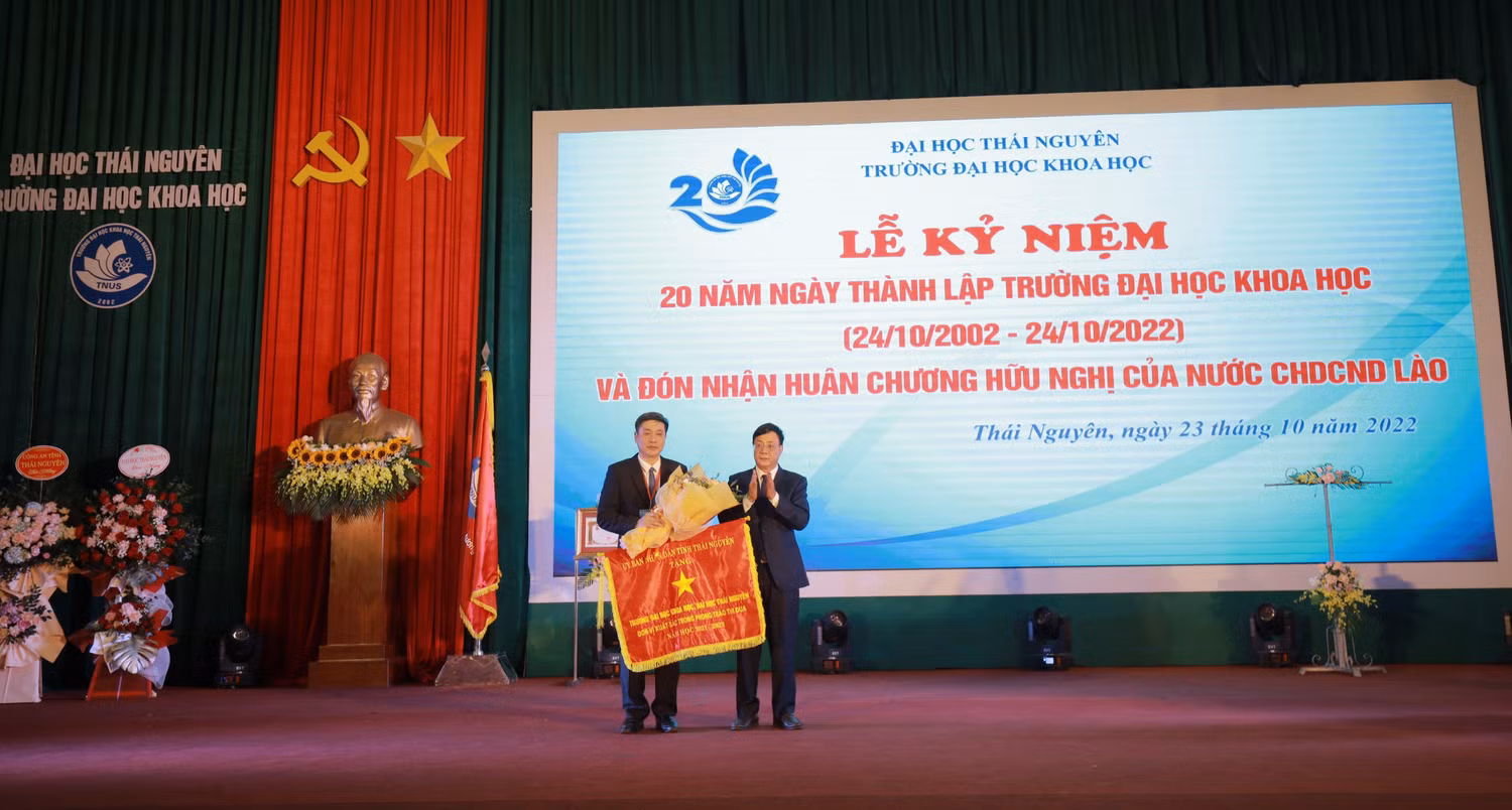 Ông Đặng Xuân Trường – Phó Chủ tịch thường trực Ủy ban nhân dân tỉnh Thái Nguyên tặng Cờ thi đua của Ủy ban nhân dân tỉnh Thái Nguyên cho Trường Đại học Khoa học