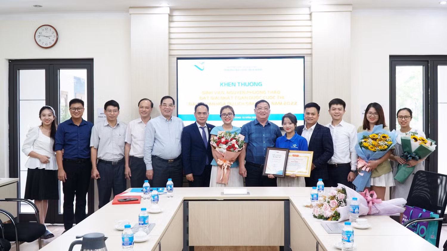 Lãnh đạo Trường Đại học Hoà Bình và các thầy cô kỳ vọng Phương Thảo sẽ là tấm gương lan tỏa tinh thần học tập, tìm tòi, sáng tạo đến tất cả các em sinh viên.