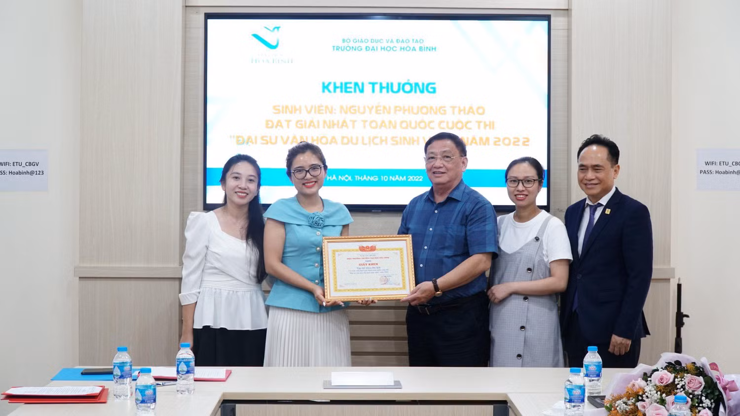 Lãnh đạo nhà trường trao tặng bằng khen cho Khoa Du lịch.