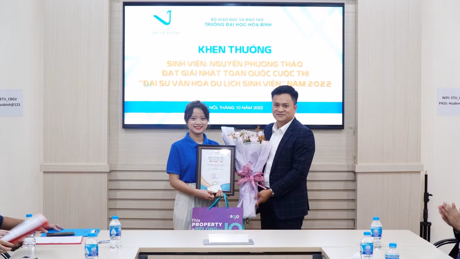 Ông Lê Anh Tú - Giám đốc nhân sự Công ty cổ phần và quản lý khách sạn TNH (Thương hiệu SOJO Hotels) trao quà và giấy cam kết tiếp nhận sinh viên sau tốt nghiệp cho em Nguyễn Phương Thảo.