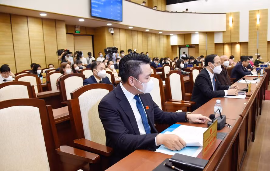 Các đại biểu biểu quyết thông qua Nghị quyết xác nhận bầu chức danh Chủ tịch Ủy ban Nhân dân thành phố Hà Nội.