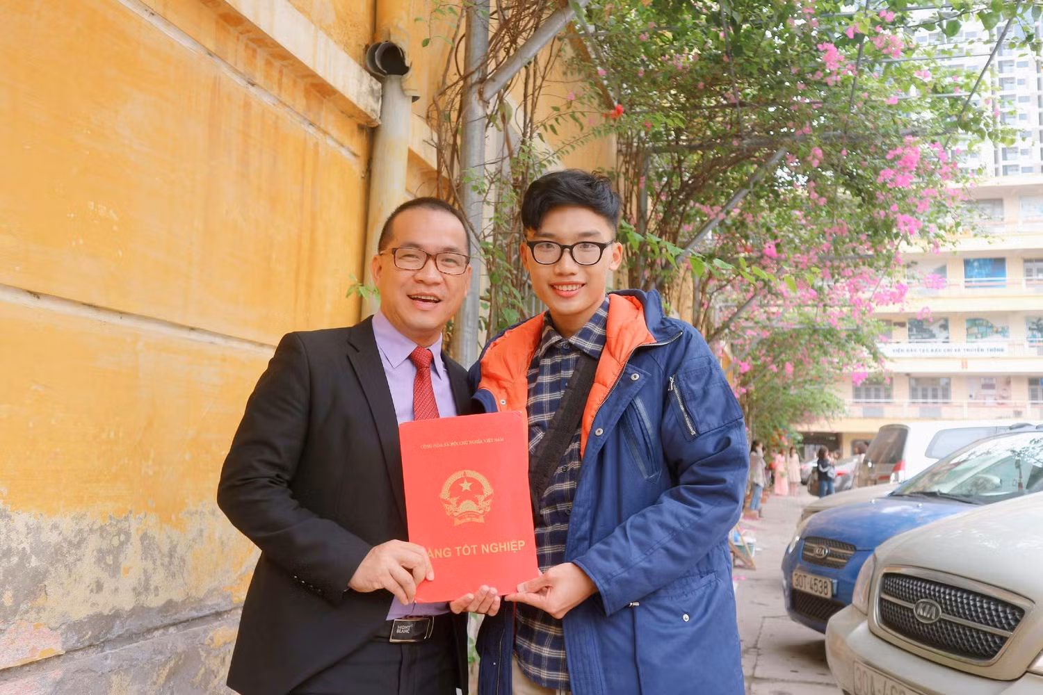 Phan Duy Nam cùng Phó Giáo sư, Tiến sĩ Phạm Hồng Long - Trưởng khoa Du lịch học, Trường Đại học Khoa học Xã hội và Nhân văn. (Ảnh NVCC) Phan Duy Nam cùng Phó Giáo sư, Tiến sĩ Phạm Hồng Long - Trưởng khoa Du lịch học, Trường Đại học Khoa học Xã hội và Nhân văn. (Ảnh NVCC)