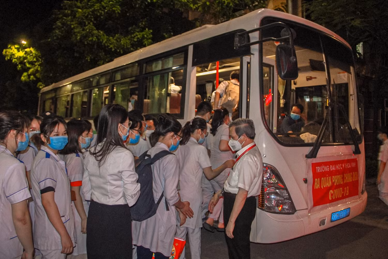 Đoàn tình nguyện lên đường ngay trong buổi tối. (Ảnh: NVCC)