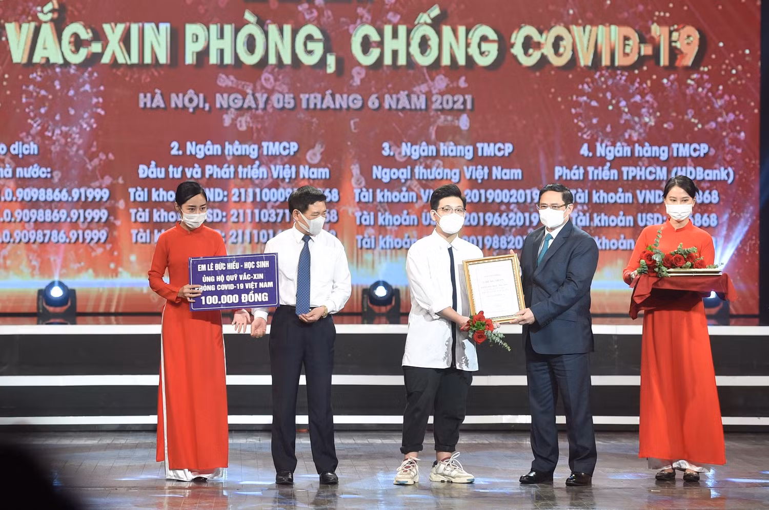 Thủ tướng Chính phủ Phạm Minh Chính trao chứng nhận cảm ơn em Lê Đức Hiếu, học sinh Trường Phạm Hồng Thái, Ba Đình, Hà Nội, 15 tuổi. Thủ tướng Chính phủ Phạm Minh Chính trao chứng nhận cảm ơn em Lê Đức Hiếu, học sinh Trường Phạm Hồng Thái, Ba Đình, Hà Nội, 15 tuổi.