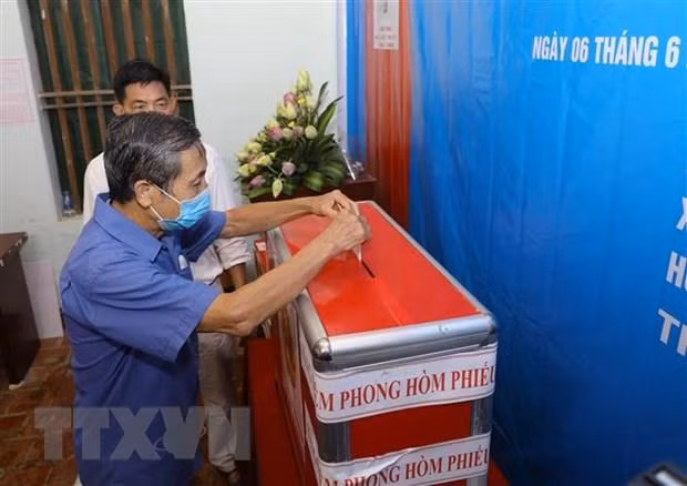 Cử tri xã Tráng Việt, huyện Mê Linh, thành phố Hà Nội bỏ phiếu bầu cử lại Hội đồng nhân dân cấp xã.