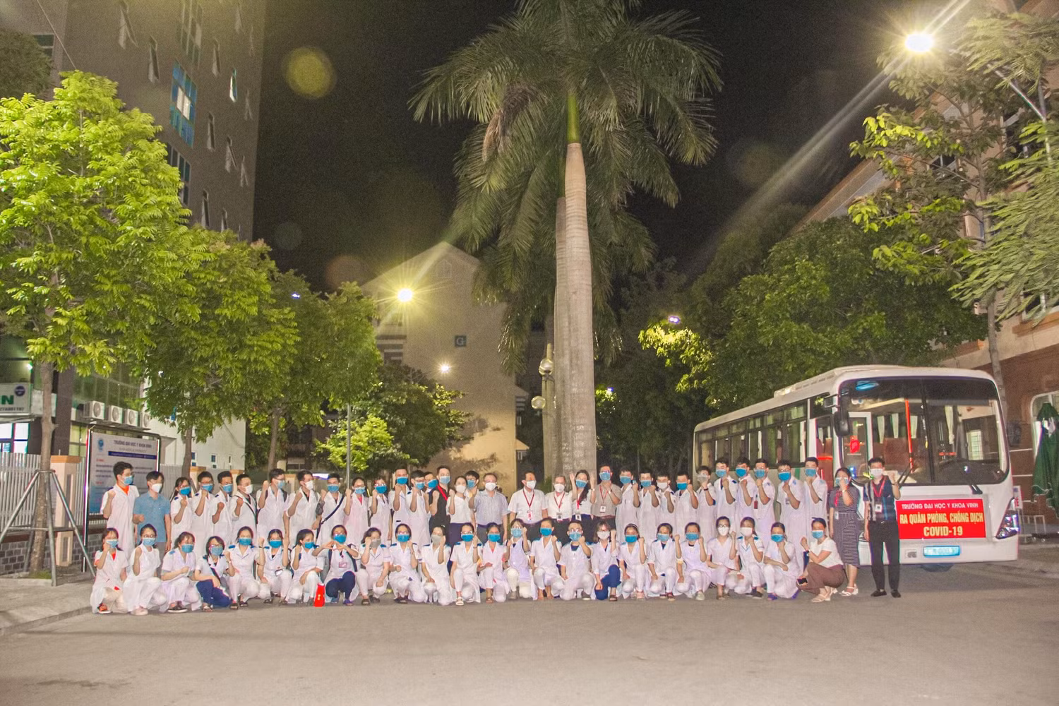 50 sinh viên, giảng viên Trường Đại học Y khoa Vinh lên đường tham gia nhiệm vụ chống dịch tại huyện Diễn Châu. (Ảnh: NVCC)