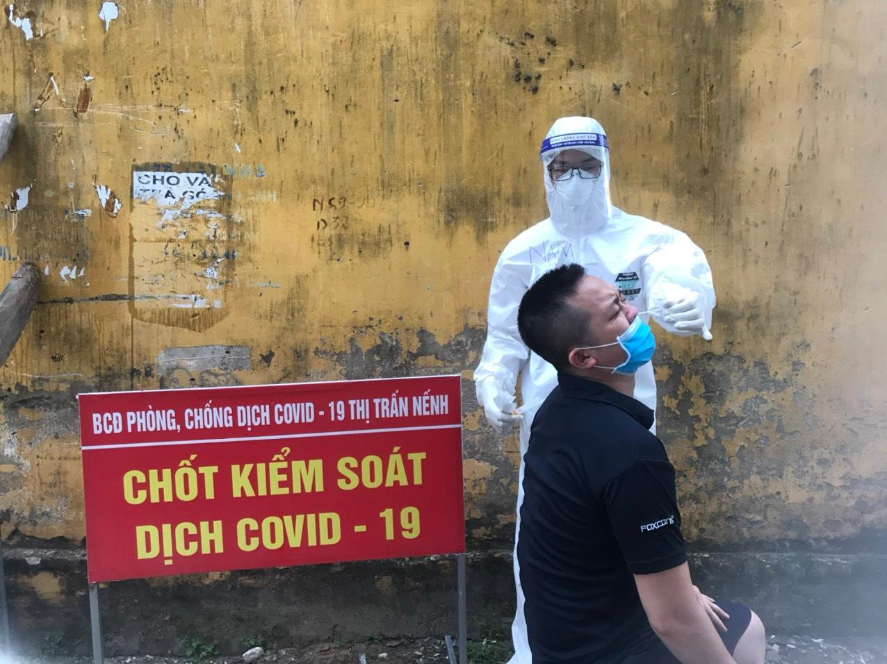 Các chiến sĩ áo trắng thực hiện lấy mẫu xét nghiệm tại 4 xã của huyện Việt Yên. (Ảnh: NVCC) Các chiến sĩ áo trắng thực hiện lấy mẫu xét nghiệm tại 4 xã của huyện Việt Yên. (Ảnh: NVCC)