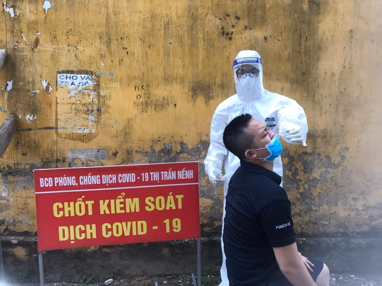 Các chiến sĩ áo trắng thực hiện lấy mẫu xét nghiệm tại 4 xã của huyện Việt Yên. (Ảnh: NVCC) Các chiến sĩ áo trắng thực hiện lấy mẫu xét nghiệm tại 4 xã của huyện Việt Yên. (Ảnh: NVCC)