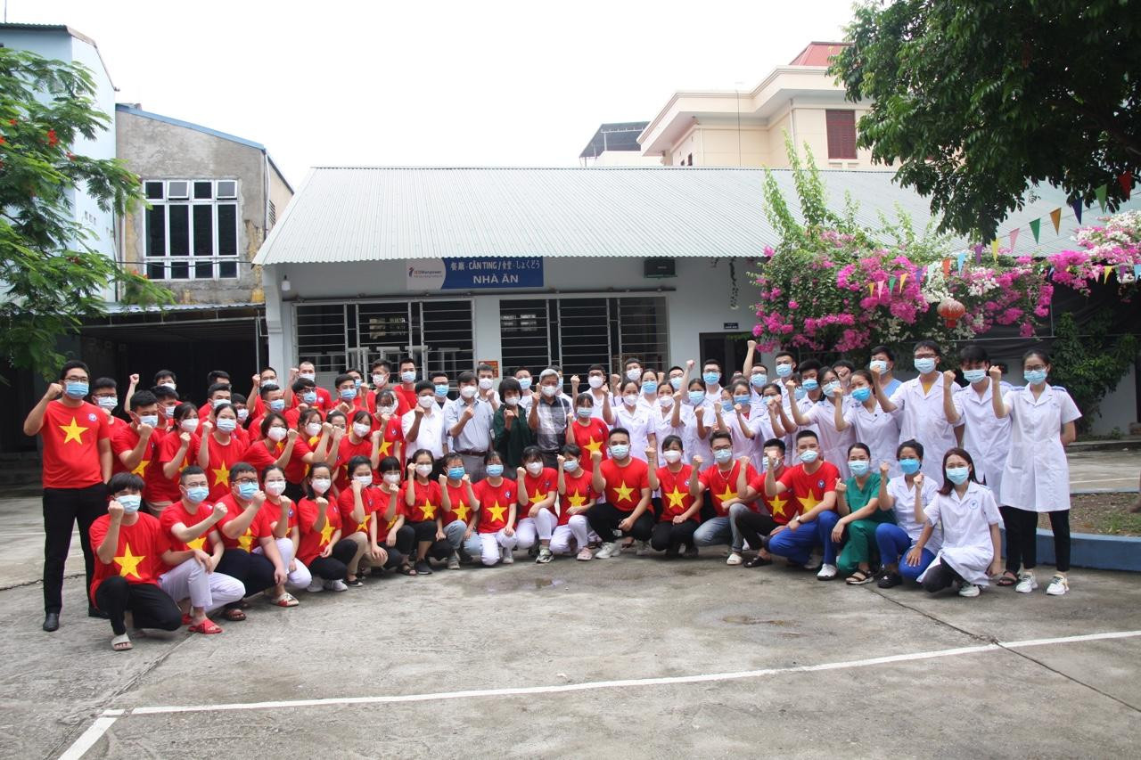 Thứ trưởng Bộ Y tế Nguyễn Trường Sơn và các thành viên trong đoàn công tác của Bộ Y tế đến động viên đoàn tình nguyện Đại học Y Dược Thái Bình tại tâm dịch Bắc Giang. (Ảnh: NVCC) Thứ trưởng Bộ Y tế Nguyễn Trường Sơn và các thành viên trong đoàn công tác của Bộ Y tế đến động viên đoàn tình nguyện Đại học Y Dược Thái Bình tại tâm dịch Bắc Giang. (Ảnh: NVCC)