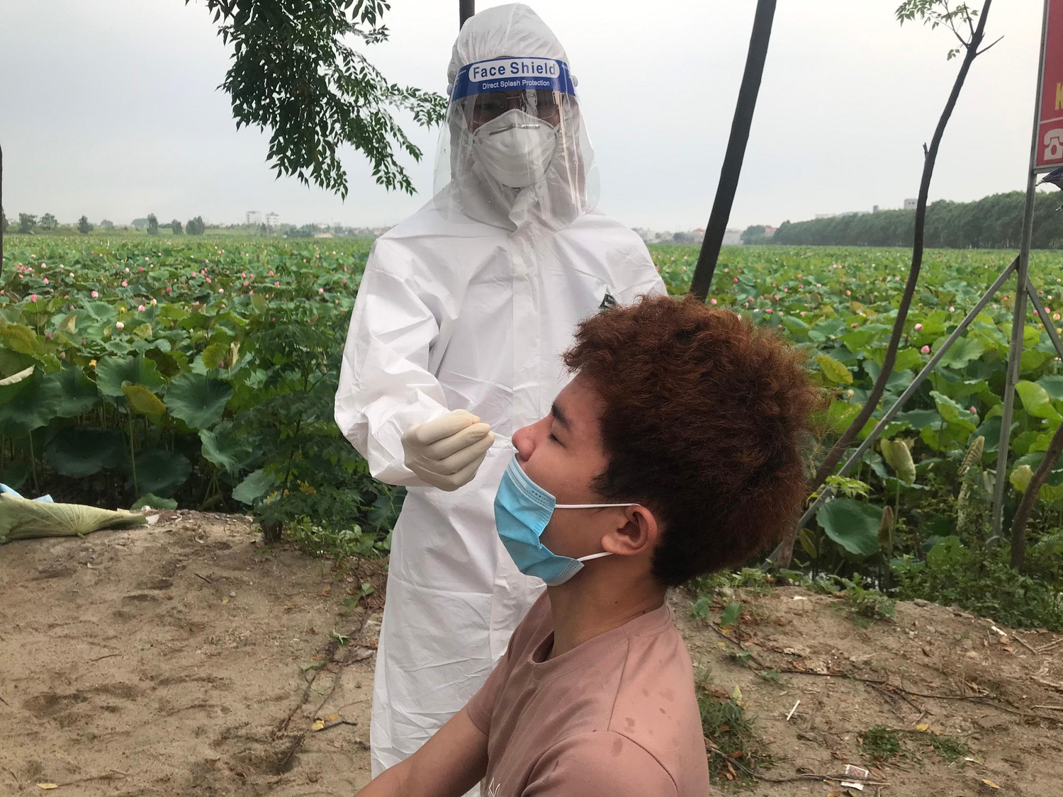 Sinh viên ngành y không ngại khó khăn, gian khổ, họ bước vào tâm dịch với lòng quyết tâm cao. (Ảnh: NVCC) Sinh viên ngành y không ngại khó khăn, gian khổ, họ bước vào tâm dịch với lòng quyết tâm cao. (Ảnh: NVCC)