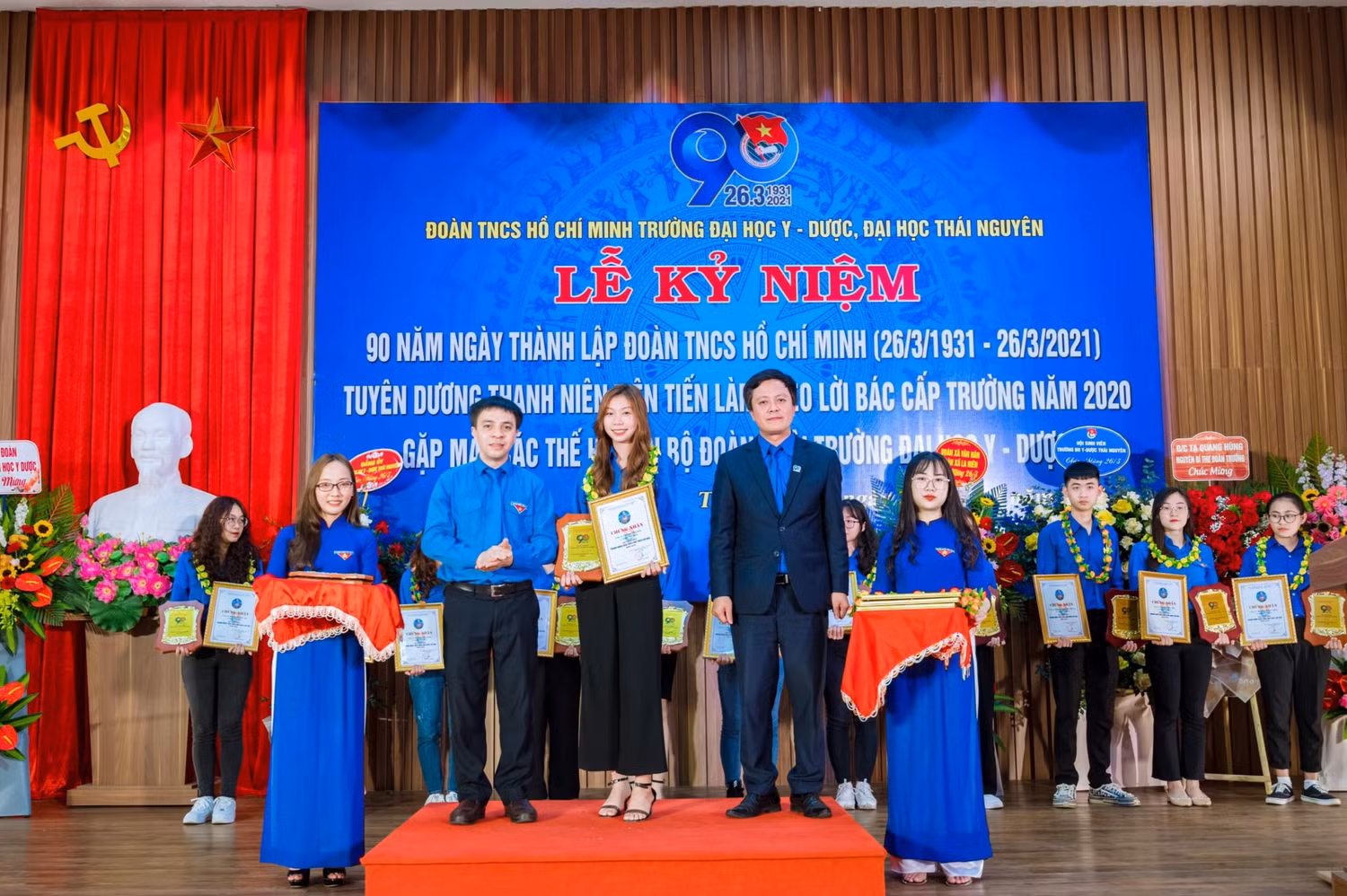 Luôn xung phong, nhiệt tình với hoạt động tình nguyện, Dương Thị Linh được Trường Đại học Y dược Thái Nguyên tặng danh hiệu "Thanh niên tiên tiến làm theo lời Bác" năm 2020. (Ảnh: NVCC)
