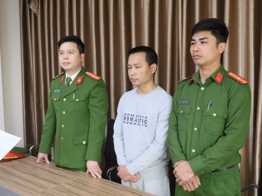 Cơ quan chức năng tống đạt các quyết định khởi tố, bắt tạm giam Trần Văn Tuân. Ảnh: Công an Hà Tĩnh