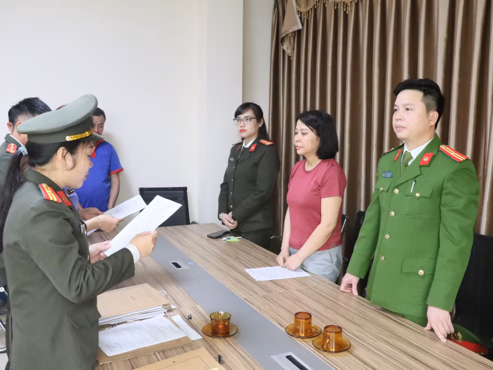Cơ quan chức năng tống đạt các quyết định khởi tố, bắt tạm giam Nguyễn Thanh Thuỷ. Ảnh: Công an Hà Tĩnh