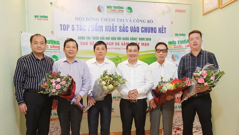 Ông Nguyễn Văn Toàn, Tổng biên tập Tạp chí Môi trường và Cuộc sống, Trưởng ban Tổ chức cuộc thi (giữa) tặng hoa Ban Giám khảo. Ông Nguyễn Văn Toàn, Tổng biên tập Tạp chí Môi trường và Cuộc sống, Trưởng ban Tổ chức cuộc thi (giữa) tặng hoa Ban Giám khảo.
