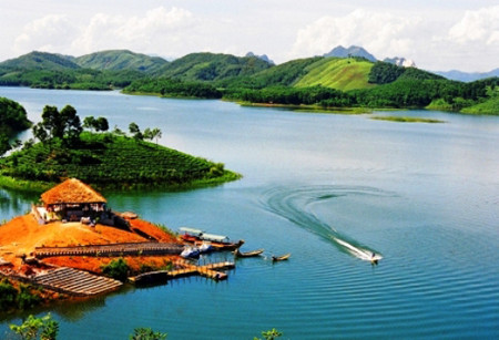 Phát triển Khu du lịch quốc gia Hồ Thác Bà dựa trên lợi thế cảnh quan mặt nước và vùng ven hồ. Ảnh: Báo Yên Bái Phát triển Khu du lịch quốc gia Hồ Thác Bà dựa trên lợi thế cảnh quan mặt nước và vùng ven hồ. Ảnh: Báo Yên Bái