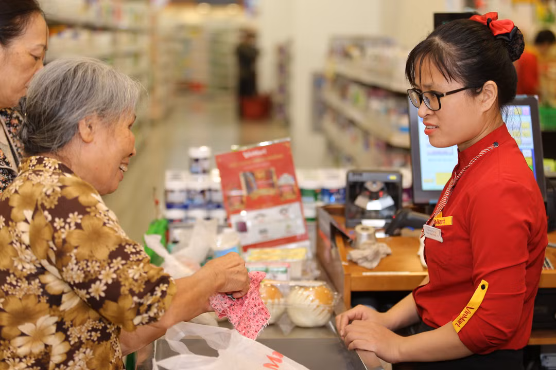 Khách hàng vui mừng khi gặp lại nhân viên thu ngân quen tại VinMart mới.