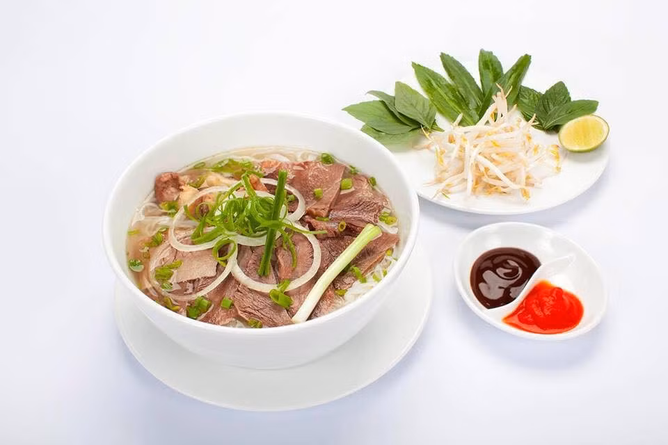 Phở bò - một thức quà sáng quá quen thuộc nhưng qua bàn tay đầu bếp của Nhà hàng 37 Hùng Vương đã được nâng cấp với nhiều gia vị thượng hạng