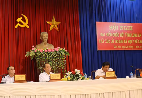 Đoàn đại biểu Quốc hội tỉnh Long An tiếp xúc cử tri huyện Đức Hòa. Ảnh: VGP/Mạnh Hùng