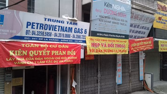 Nhiều hộ dân tại Ô Chợ Dừa phản đối lấy đất của dân làm công trình khác ngoài đường giao thông. Ảnh: VnEconomy.vn Nhiều hộ dân tại Ô Chợ Dừa phản đối lấy đất của dân làm công trình khác ngoài đường giao thông. Ảnh: VnEconomy.vn