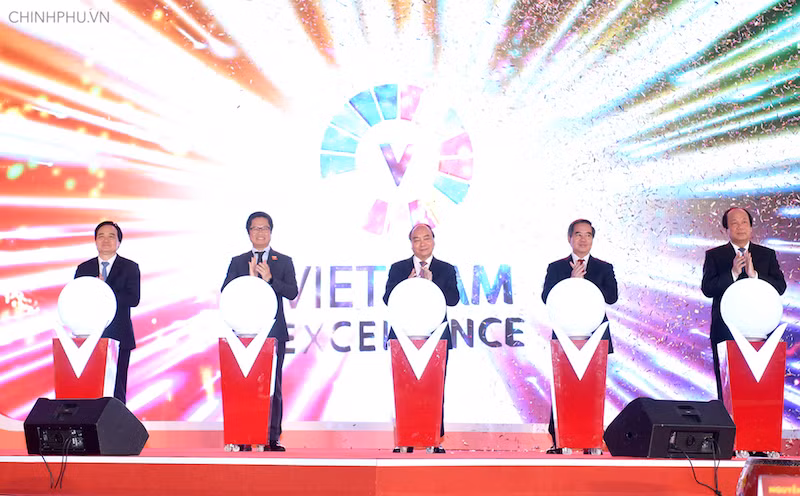Thủ tướng Nguyễn Xuân Phúc bấm nút phát động phong trào “Hàng Việt Nam chinh phục người Việt Nam”. Ảnh: VGP Thủ tướng Nguyễn Xuân Phúc bấm nút phát động phong trào “Hàng Việt Nam chinh phục người Việt Nam”. Ảnh: VGP