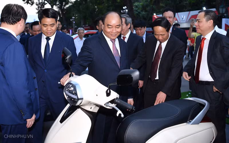 Thủ tướng Nguyễn Xuân Phúc tham quan mẫu xe máy điện của VinFast. Ảnh: VGP Thủ tướng Nguyễn Xuân Phúc tham quan mẫu xe máy điện của VinFast. Ảnh: VGP