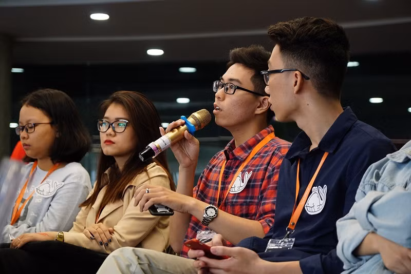 Các bạn tham gia hội thảo tự tin chia sẻ về giải pháp khắc phục ô nhiễm môi trường biển. Các bạn tham gia hội thảo tự tin chia sẻ về giải pháp khắc phục ô nhiễm môi trường biển.