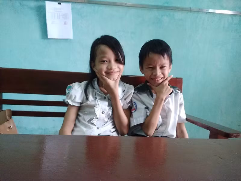Hai em học sinh Trịnh Đăng Dương và Trần Thị Hồng Tiên
