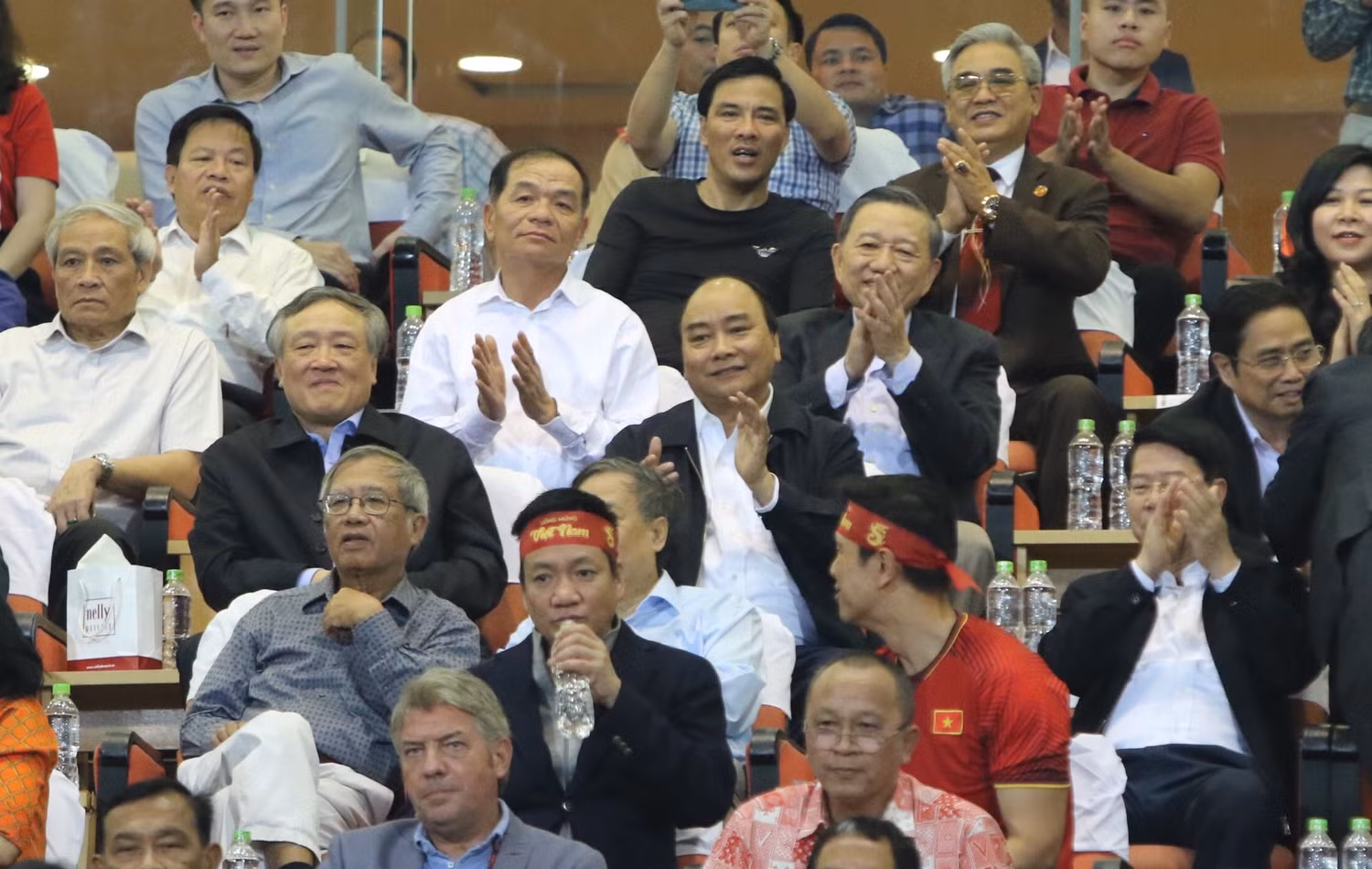 Thủ tướng Nguyễn Xuân Phúc cùng nhiều đồng chí lãnh đạo Đảng, Nhà nước tới sân vận động Mỹ Đình chứng kiến trận bán kết AFF Cup giữa đội tuyển Việt Nam và đội tuyển Philippines, tối 6/12. Ảnh: VGP Thủ tướng Nguyễn Xuân Phúc cùng nhiều đồng chí lãnh đạo Đảng, Nhà nước tới sân vận động Mỹ Đình chứng kiến trận bán kết AFF Cup giữa đội tuyển Việt Nam và đội tuyển Philippines, tối 6/12. Ảnh: VGP