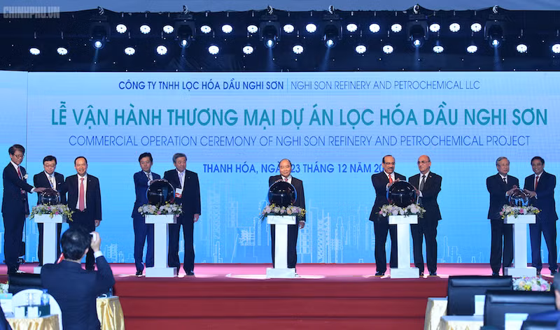 Thủ tướng Nguyễn Xuân Phúc dự lễ vận hành thương mại Nhà máy lọc hóa dầu Nghi Sơn. Ảnh: Chinhphu.vn Thủ tướng Nguyễn Xuân Phúc dự lễ vận hành thương mại Nhà máy lọc hóa dầu Nghi Sơn. Ảnh: Chinhphu.vn