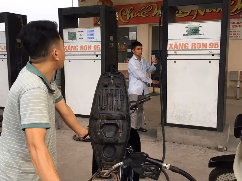 Giá xăng giảm sâu kể từ 15h ngày 6/12. Ảnh: Vũ Phương. Giá xăng giảm sâu kể từ 15h ngày 6/12. Ảnh: Vũ Phương.