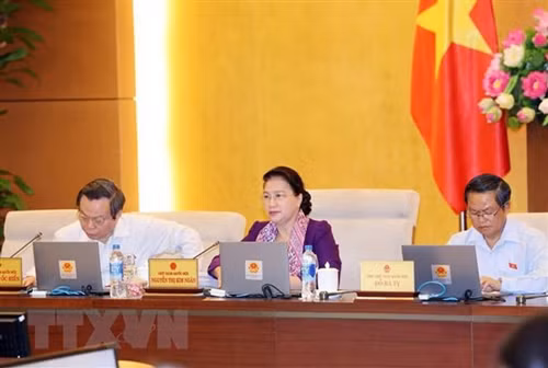 Chủ tịch Quốc hội Nguyễn Thị Kim Ngân và các Phó Chủ tịch Quốc hội Đỗ Bá Tỵ (bên phải), Phùng Quốc Hiển (bên trái) tại phiên họp của Ủy ban Thường vụ Quốc hội. Ảnh: TTXVN Chủ tịch Quốc hội Nguyễn Thị Kim Ngân và các Phó Chủ tịch Quốc hội Đỗ Bá Tỵ (bên phải), Phùng Quốc Hiển (bên trái) tại phiên họp của Ủy ban Thường vụ Quốc hội. Ảnh: TTXVN