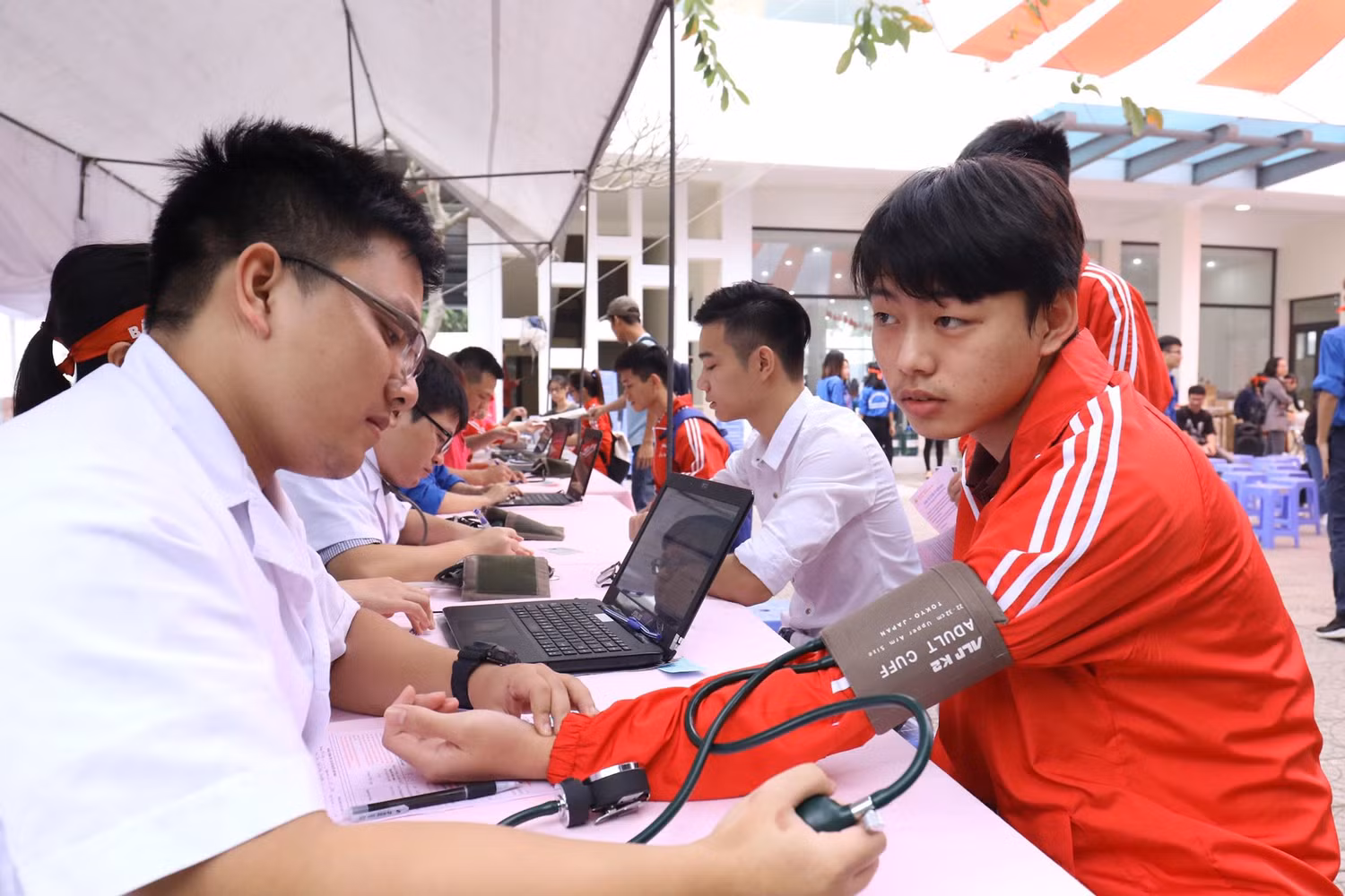 Các cán bộ, sinh viên trường Đại học Bách Khoa tham gia hoạt động hiến máu ngày 26/12/2018 Các cán bộ, sinh viên trường Đại học Bách Khoa tham gia hoạt động hiến máu ngày 26/12/2018