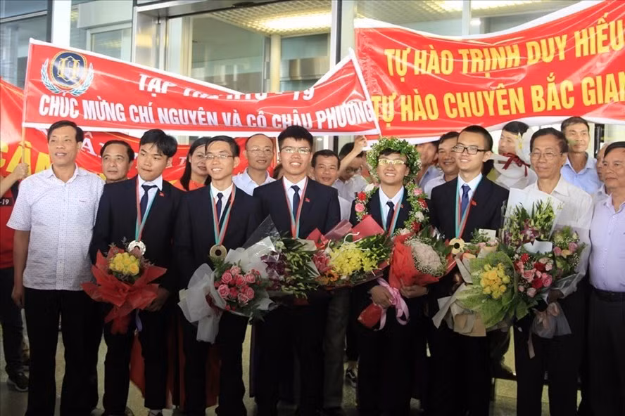 Hai đoàn Olympic Hóa học và Vật lý được chào đón nồng nhiệt khi trở về sân bay Nội Bài. Ảnh: Nguyễn Hà/ Laodong.vn Hai đoàn Olympic Hóa học và Vật lý được chào đón nồng nhiệt khi trở về sân bay Nội Bài. Ảnh: Nguyễn Hà/ Laodong.vn