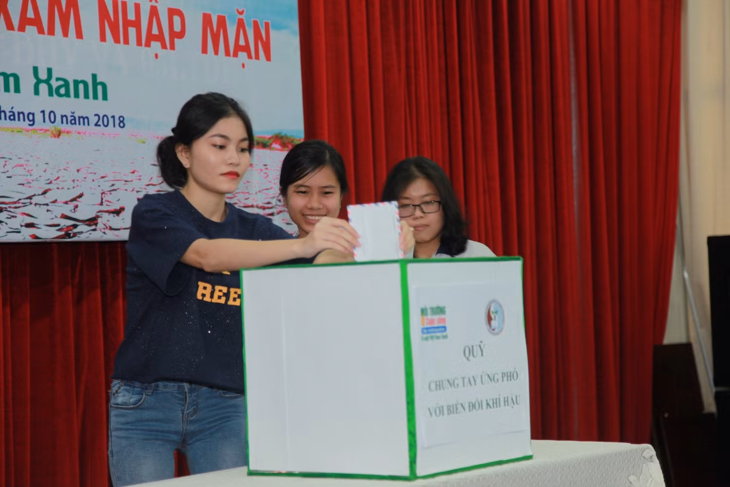 Các đại biểu cùng sinh viên tham gia chương trình gây quỹ “Chung tay ứng phó với biến đổi khí hậu”