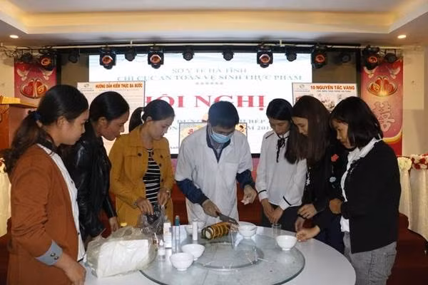 Cán bộ Chi cục An toàn vệ sinh thực phẩm Hà Tĩnh hướng dẫn làm một số test nhanh về an toàn vệ sinh thực phẩm.