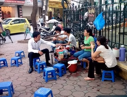 Đề xuất đánh thuế những người bán trà đá đang gây ra nhiều tranh cãi. Ảnh: Tùng Dương