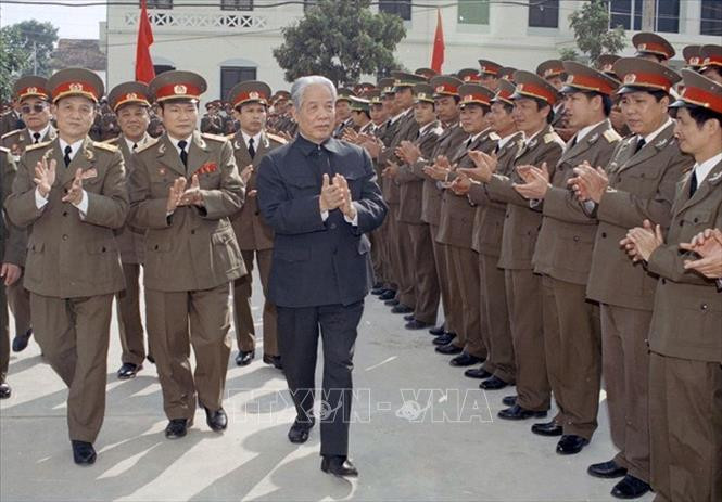 Tổng Bí thư Đỗ Mười thăm Học viện Quốc phòng, ngày 21/12/1997. Ảnh: Xuân Lâm/TTXVN