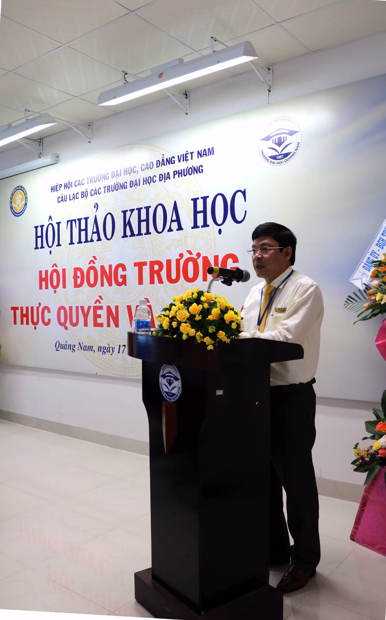 Phó giáo sư, Tiến sĩ Huỳnh Trọng Dương – Hiệu trưởng Trường Đại học Quảng Nam phát biểu khai mạc chào mừng Hội thảo Phó giáo sư, Tiến sĩ Huỳnh Trọng Dương – Hiệu trưởng Trường Đại học Quảng Nam phát biểu khai mạc chào mừng Hội thảo
