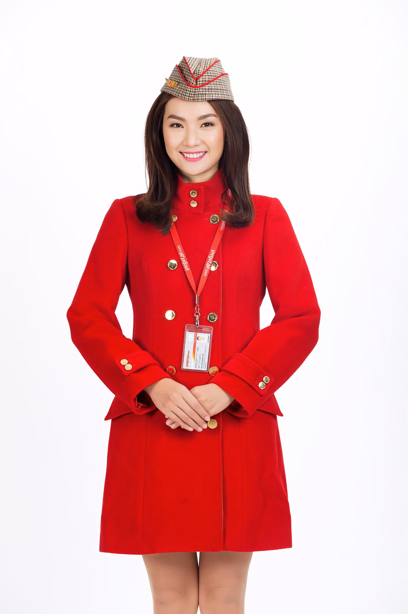 Tiếp viên trong trang phục jacket và áo choàng dạ đỏ