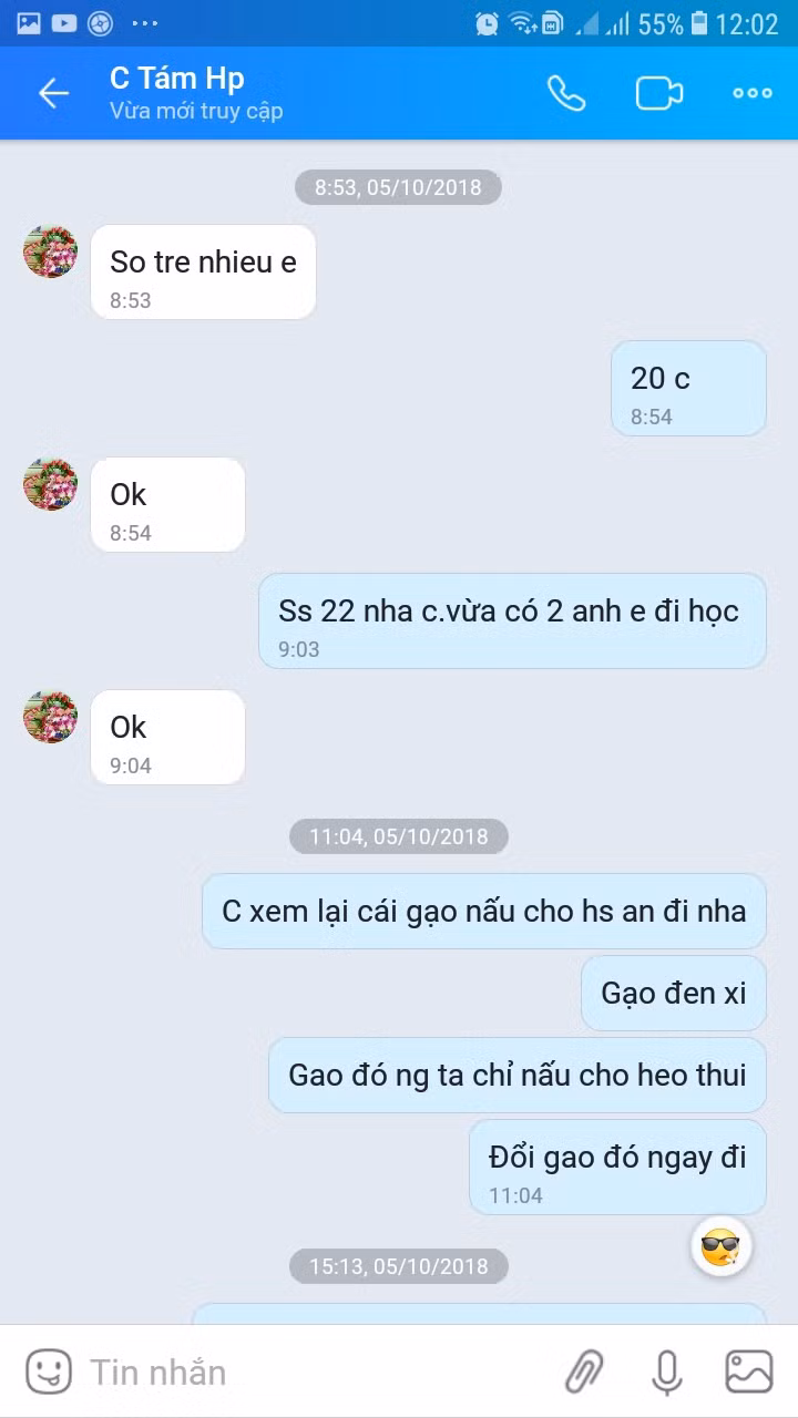 Tin nhắn giáo viên yêu cầu Hiệu phó Trường Mầm non Phú Mỹ đổi gạo. Ảnh do tác giả cung cấp